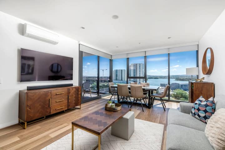 Sensational City Apartment With Lake Views - Belconnen