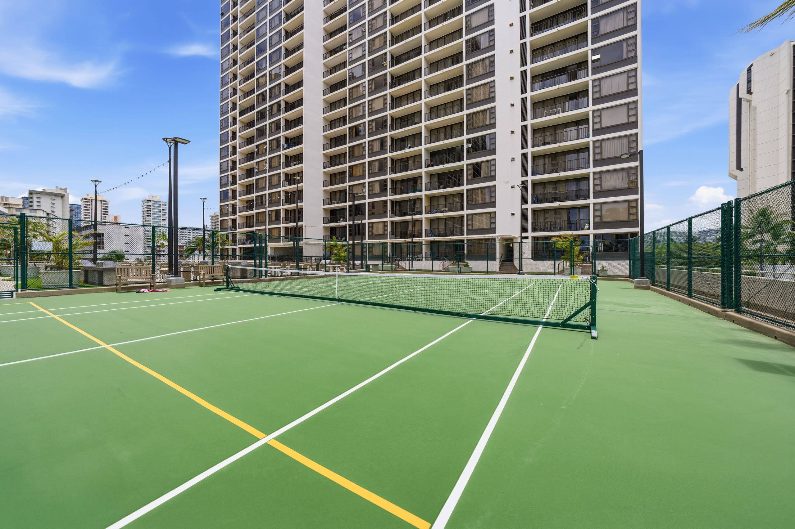Waikiki Banyan Golden Gem: 1 Br w/ Free Parking - Image 33