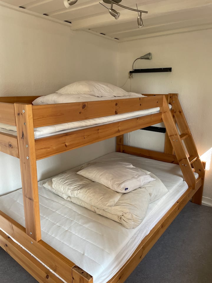 Våningssäng / 80 cm uppe och 120 cm under
