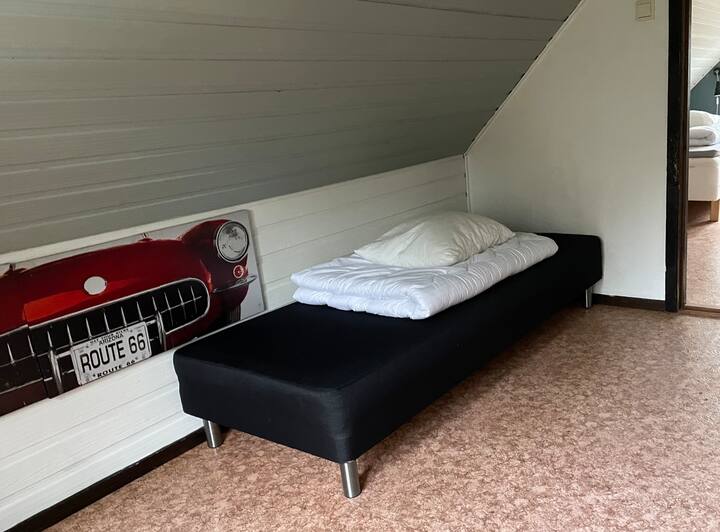 Extra säng (80 cm) på andra våningen 