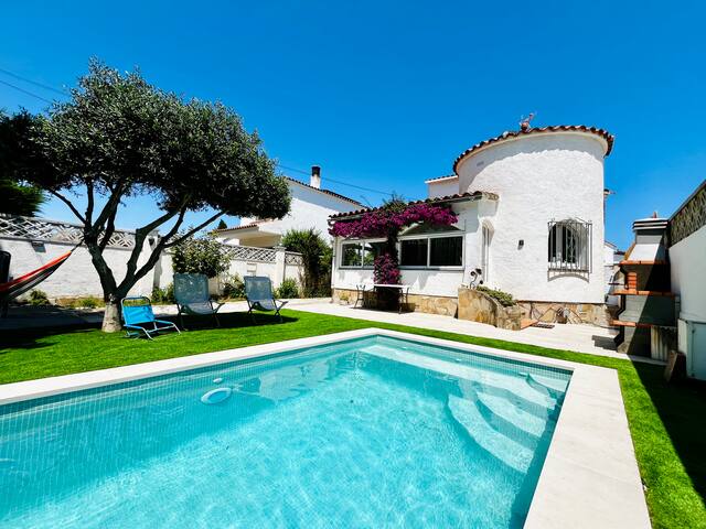 Villa with private parking and pool