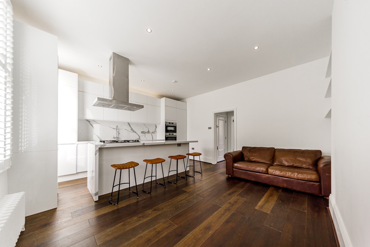 Top Airbnb: Stunning Modern City Apartment in Greater London