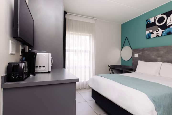 Vrlo široka vrata koja omogućuju lak i nesmetan pristup osobama u invalidskim kolicima i drugim pomagalima za kretanje. Čajna kuhinja prilagođena osobama s invaliditetom, s niskom radnom površinom, prekidačima na dohvat ruke, tosterom i čajnikom. U Melroseu.