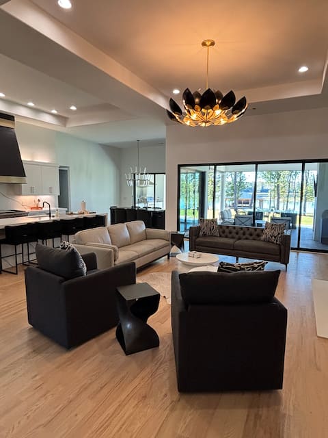 Popular Airbnb listing: Lake Views on Lake Tuscaloosa in Tuscaloosa