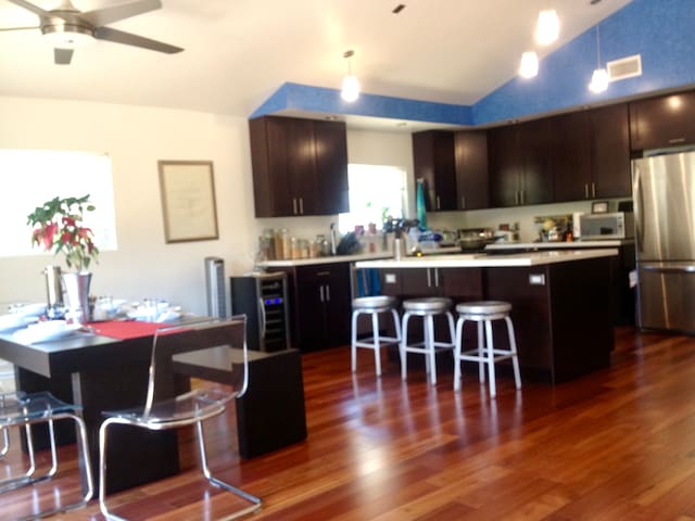 Modern Gorgeous 2000 sq ft “treehouse” in Hills