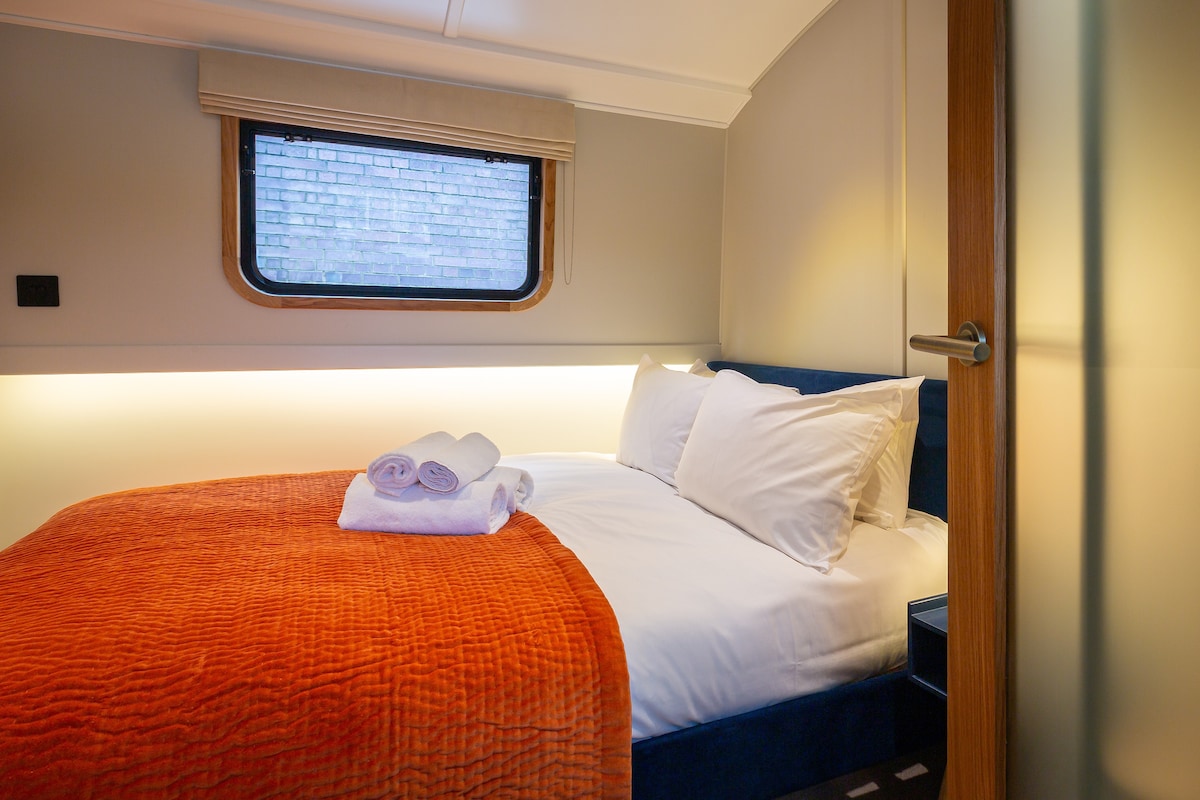 سرير مزدوج مريح للغاية مع مرتبة علوية. يتم توفير البياضات والمناشف عالية الجودة