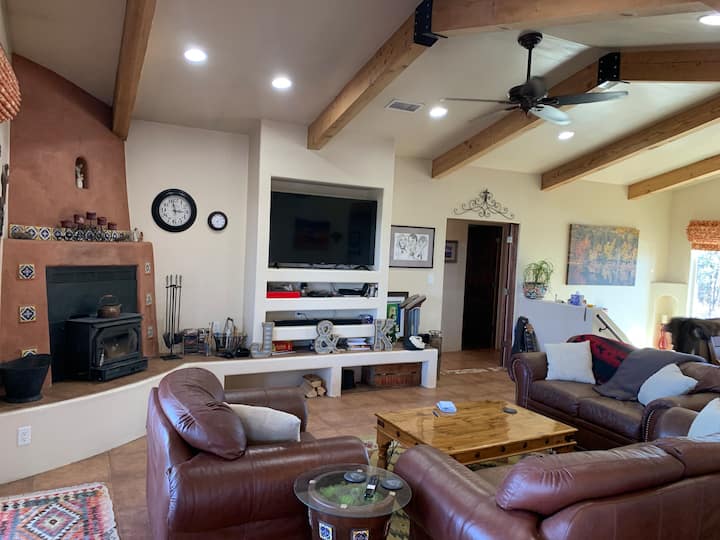 Obývacia izba na poschodí, otvorený pôdorys pripojený k kuchyni a jedálenskému priestoru