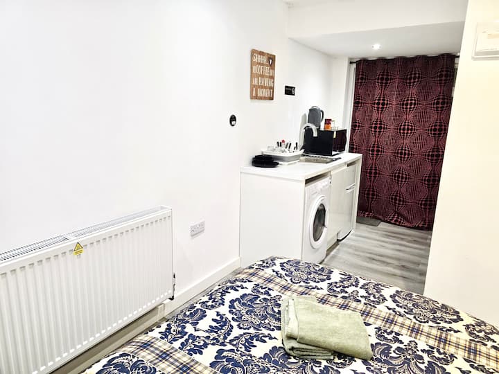 Comfortable Private Room En-suite - Free Parking - Harpenden