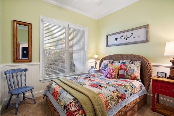 Მწვანე ოთახი საშუალო საფეხურზე, საწოლთან ერთად. Აერთიანებს სრულ აბაზანას ლურჯ ოთახთან ერთად.  Ბუნება და წყლის ნაწილობრივი ხედები.