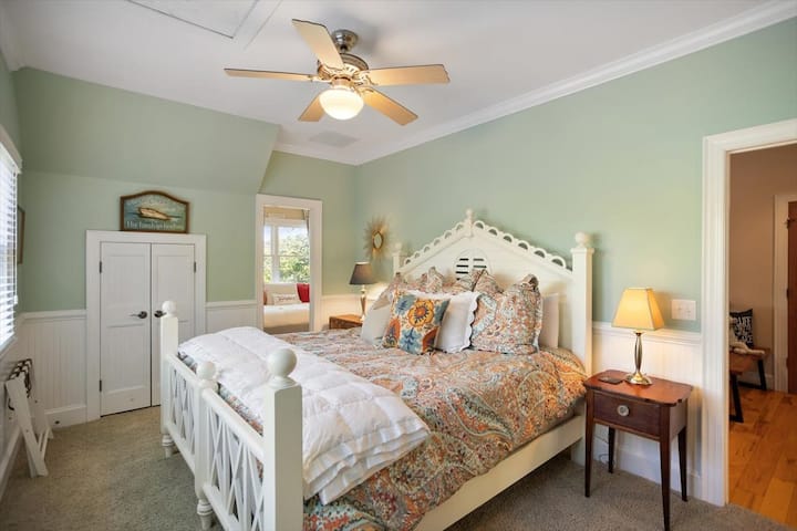 Ძირითადი საძინებელი ლუქსი საწოლით და სრული აბაზანა ზედა დონეზე. Ბუნებისა და წყლის ხედები.