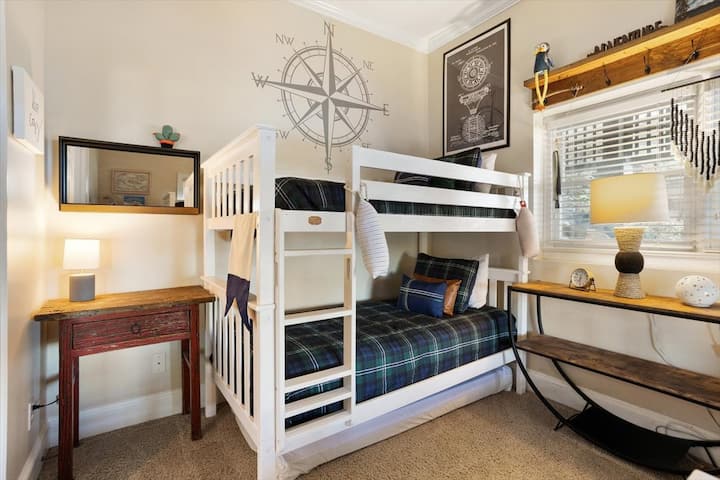 Ორსართულიანი ოთახი ქვედა დონეზე 3 ორადგილიანი საწოლით, 1 სრული საწოლით და 1 ორადგილიანი იატაკის მატრასით დამატებითი ძილისთვის. წყლის ხედები.