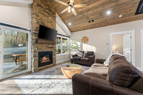 Beautiful Home Close to Lakes