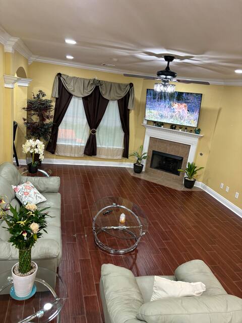 Modern Home Heart of Gonzales; 6 beds 2 bathrooms