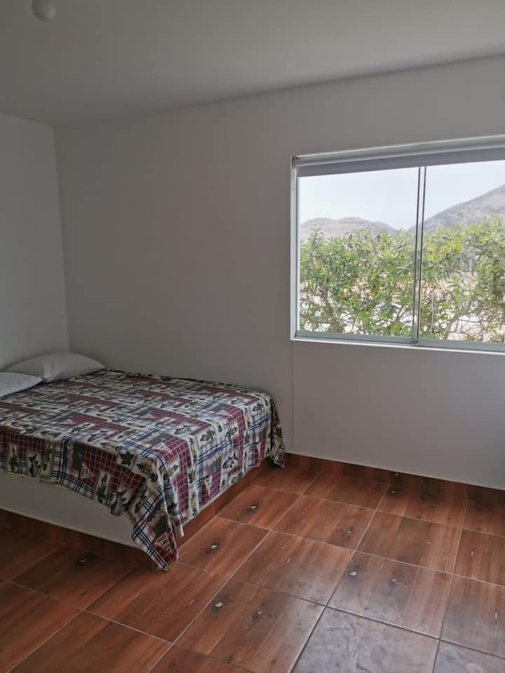 საძინებელი პირველ სართულზე, შიდა ეზოს ხედით, ორმაგი საწოლი და ორსართულიანი საწოლი. პირადი სააბაზანოთი