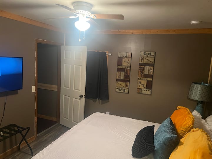 Cama tamaño king con colchón híbrido de firmeza media con la parte superior acolchada. 