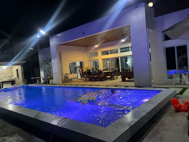 SandCastle Villa - Beachfront and Sparkling Pool