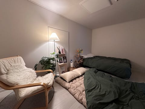 Comfortable single-family house 2 rooms, 2 beds, can be cooked, can accommodate up to 6 people (high accessibility by public transportation)