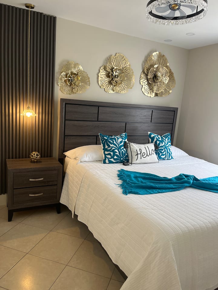  Chumba cha kifahari kilicho na kitanda cha ukubwa wa King. 