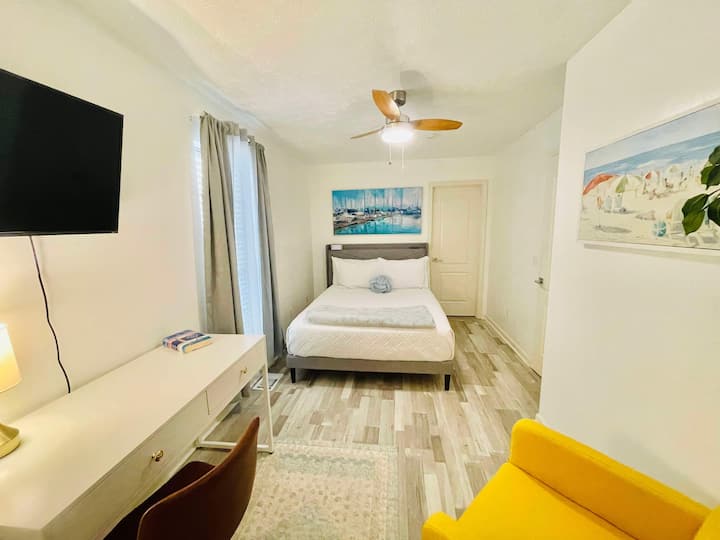 Dormitorio principal con cama tamaño Queen, espacio de trabajo, televisión, armario/cómoda grande. 
 Tiene baño conectado (también accesible desde el pasillo)