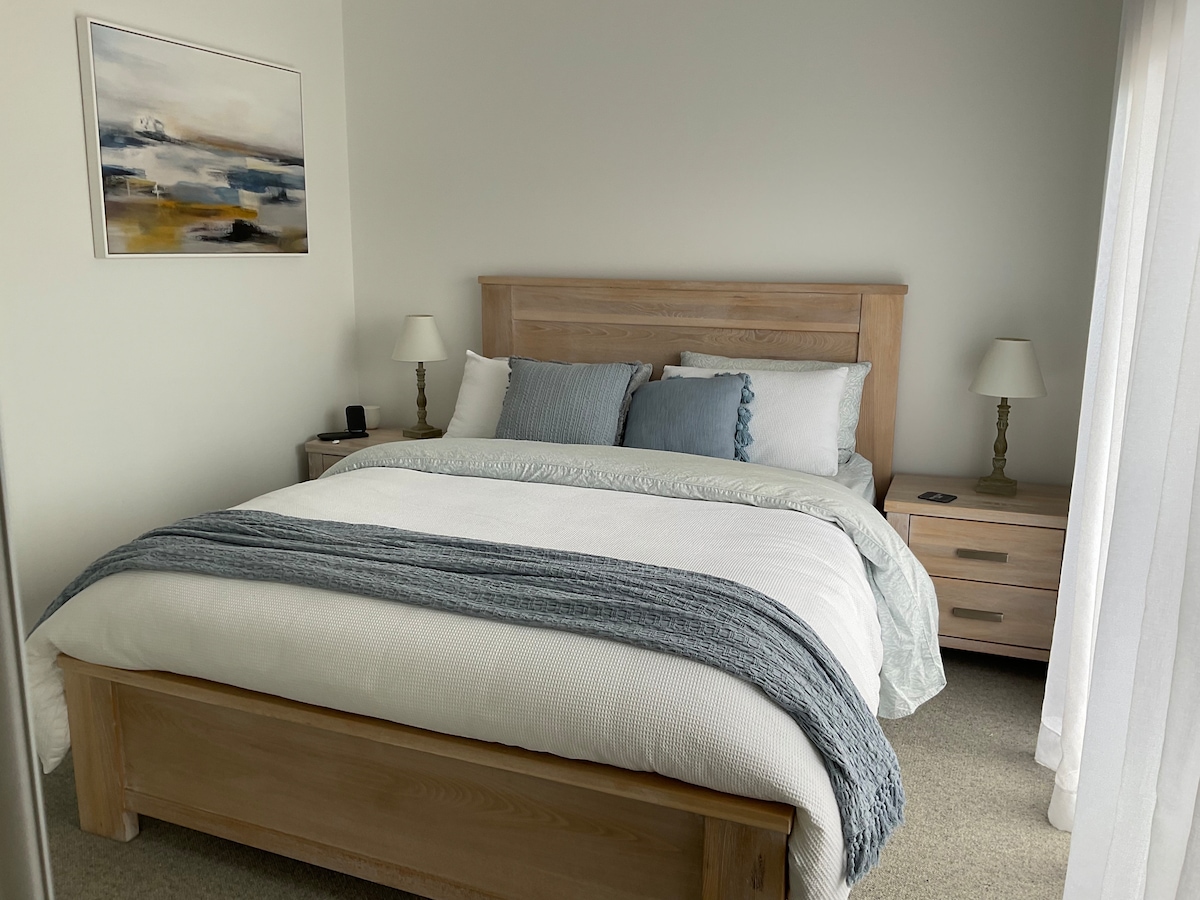 غرفة النوم الرئيسية في الطابق العلوي خارج المطبخ مع سرير بحجم كوين/ حمام داخلي خارج هذه الغرفة  