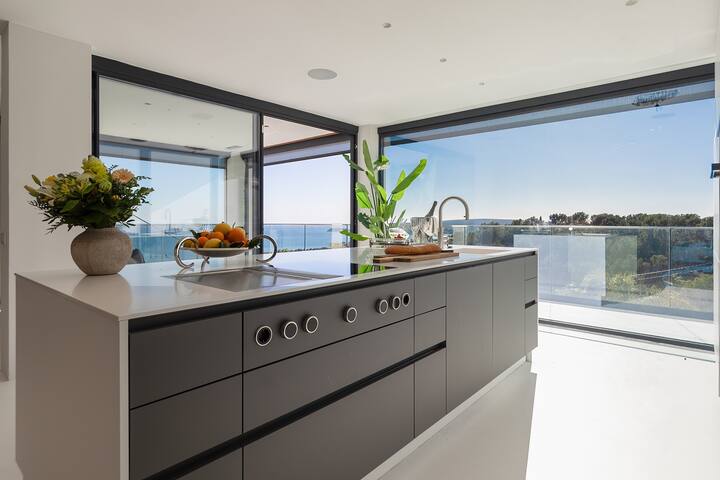 Modern Luxurious Seaview Villa gallery image 4