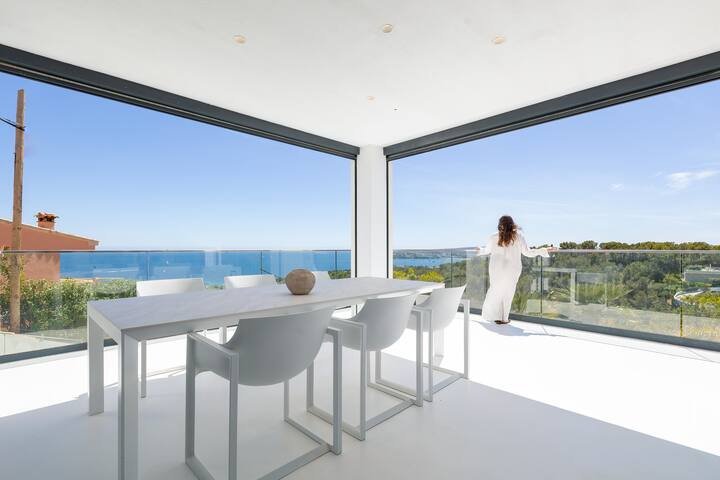 Modern Luxurious Seaview Villa gallery image 2