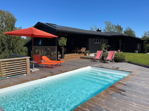 Great family cottage with swimming pool