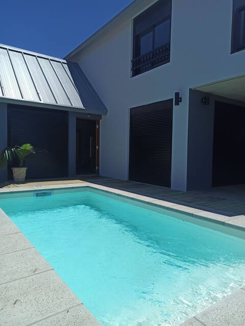 House for 8 with a pool one minute from the beach