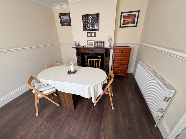 4-poster Bed Plus Garden; Patio; 3 Mins To Station - Christchurch, UK