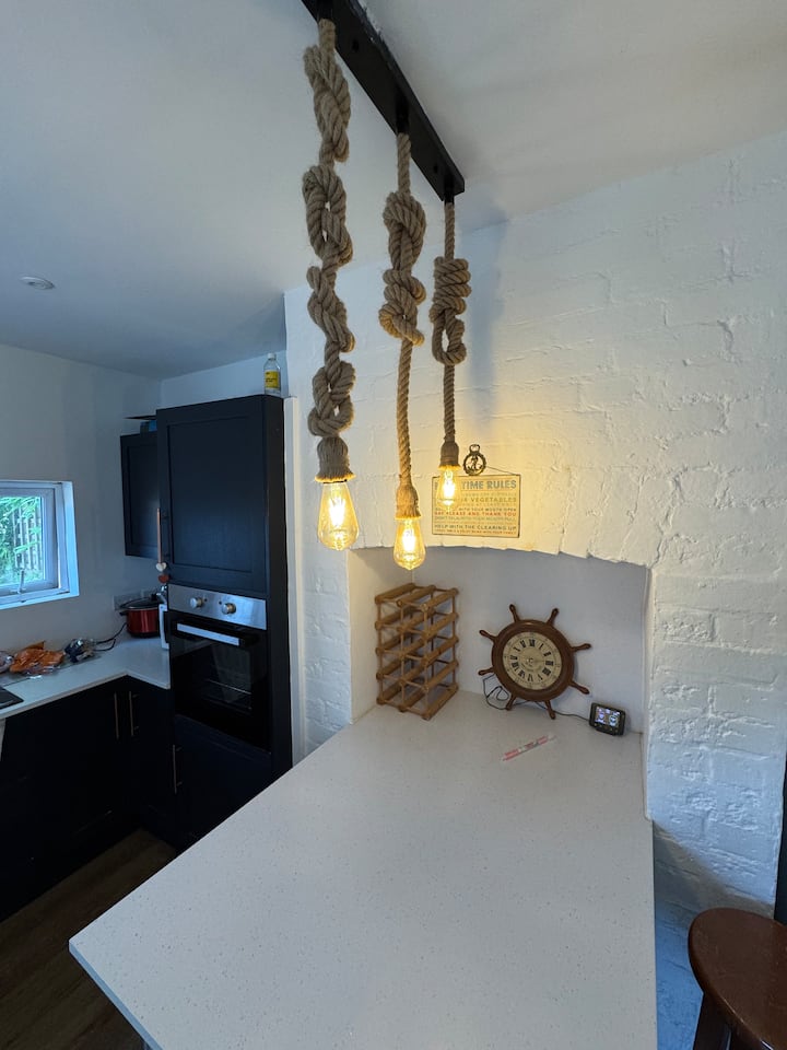 4 Poster Bed; Quiet Room+sink; 3 Mins To Station. - Christchurch
