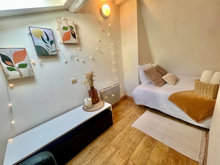 上の階の部屋は、子供たちはそれを愛の隅と呼んでいます。ダブルベッド付き。