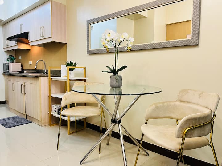 Cozy Nest- 1br W/balcony+netflix @Tomas Morato - Cuba