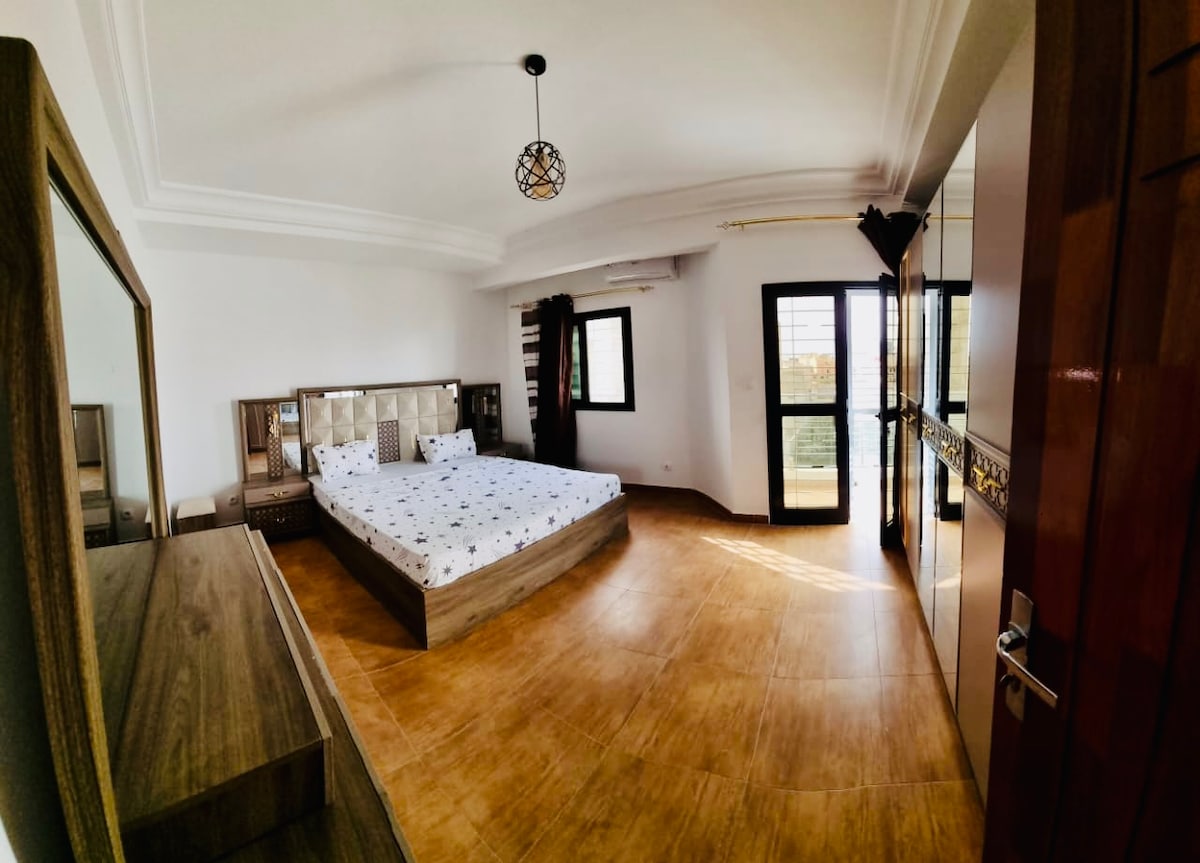 Hlavná spálňa so šatňou, sprchou , vnútorným WC a vlastným balkónom 