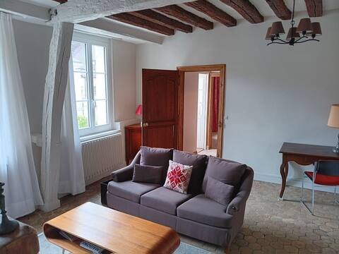 Charm and authenticity, hypercenter of Gisors