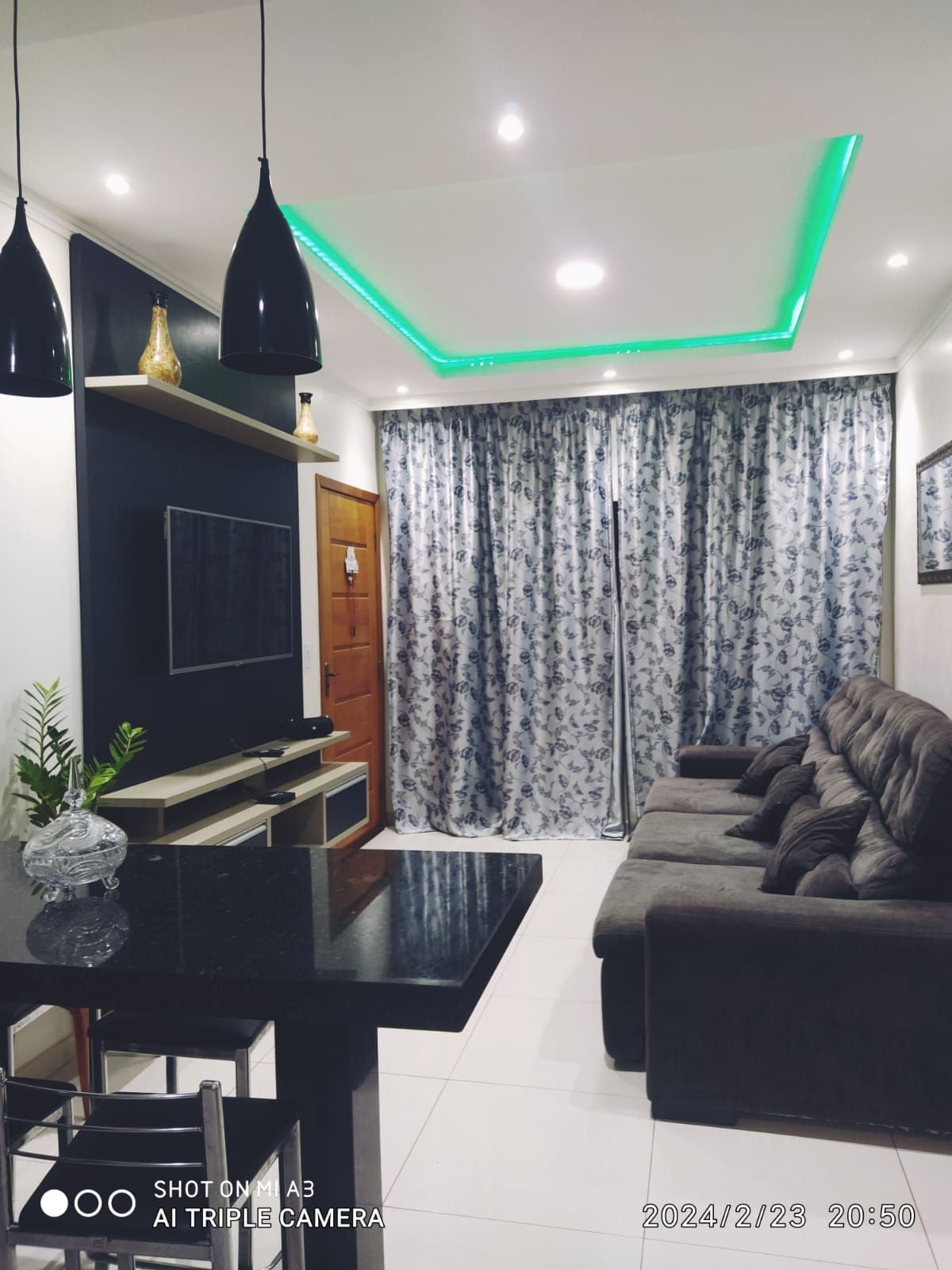 Táto pohovka sa otvára a stáva sa z nej veľmi veľká, pohodlná posteľ. 
Medidas  3× 1,80 m