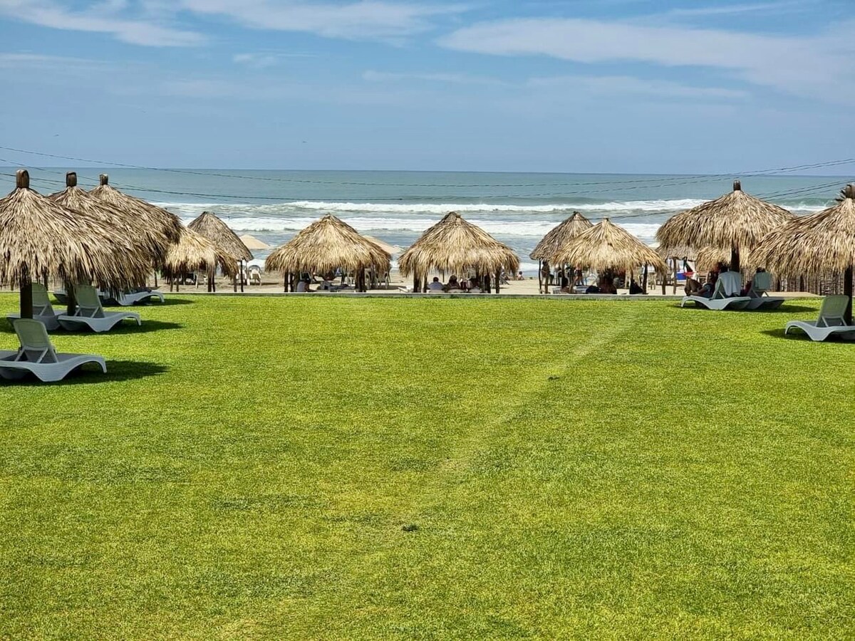 Villa Playa Diamante, Beach Club Houses for Rent in Acapulco de