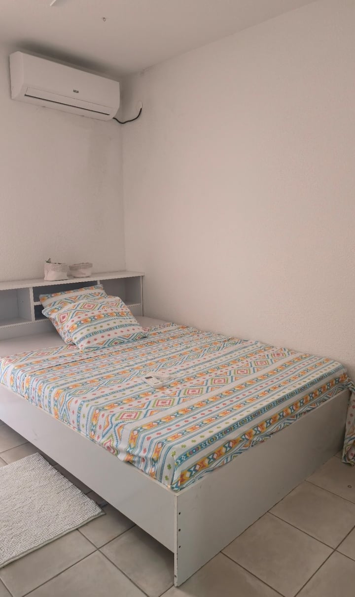 Quarto climatizado com varanda