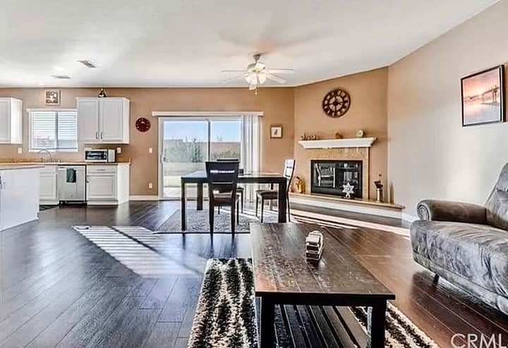 Elegant 3000 Sq Ft Home: 4 Bedrooms Of Pure Bliss - ビクタービル, CA
