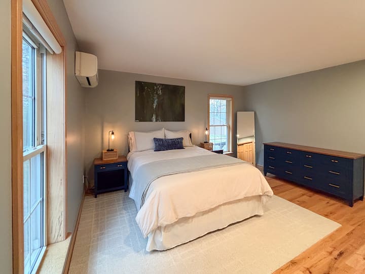 Segundo dormitorio privado con armarios ubicado en la primera planta.