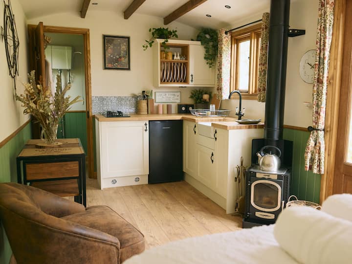 Luxury Shepherd's Hut With Hot Tub & Alpacas - North Yorkshire