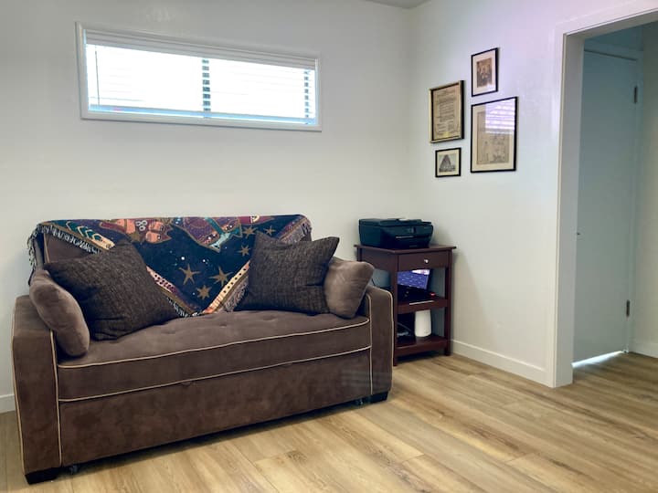 Cette chambre est une chambre de passage qui mène à l'étage : bien que cette chambre ne soit pas une chambre à coucher réelle avec intimité, le canapé se déplie et se convertit en un lit complet. (Les draps sont dans la commode de la chambre principale).