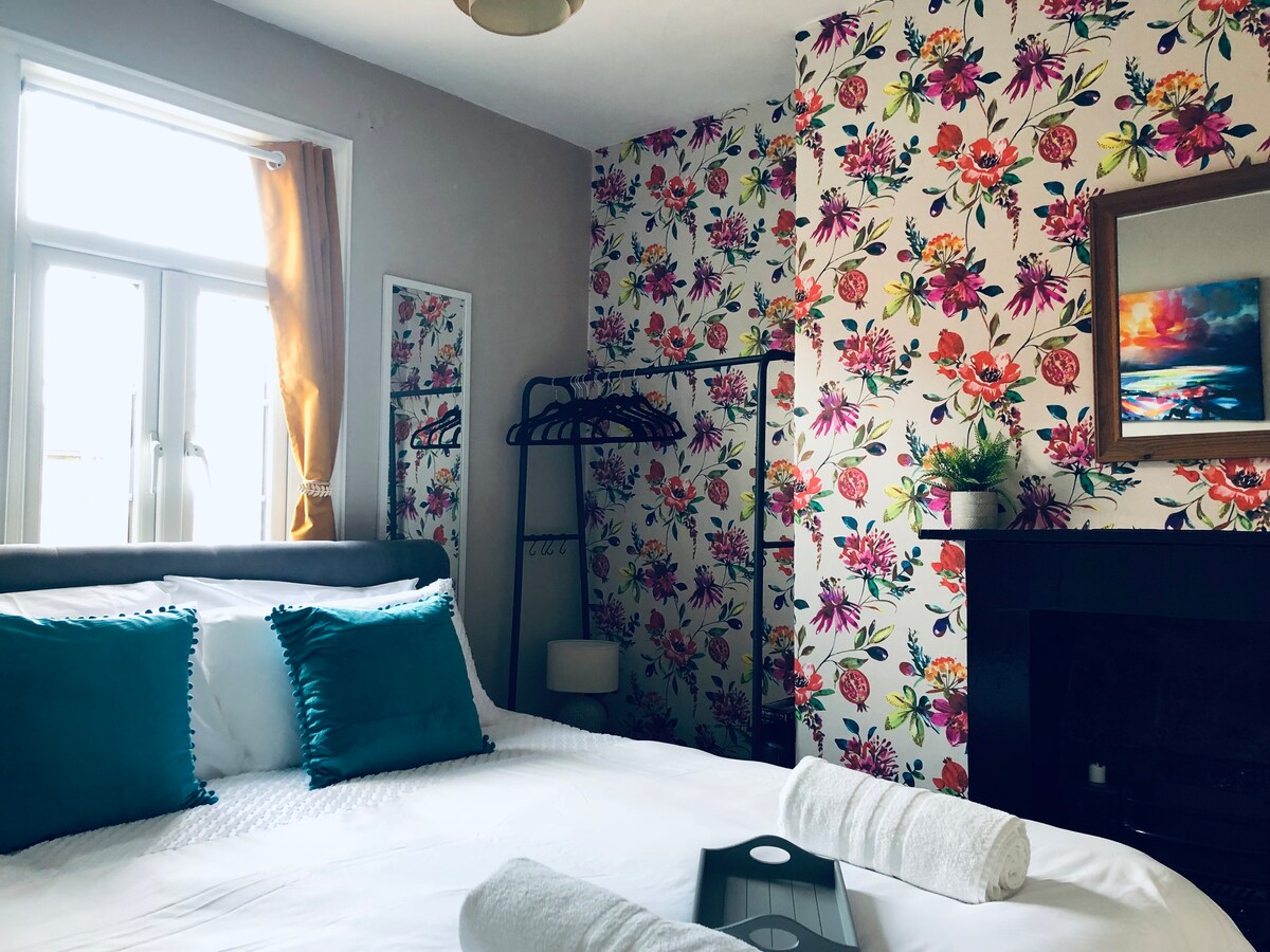 سرير بحجم كبير مع مرتبة مريحة للغاية وبياضات فندقية عالية الجودة. حجم غرفة النوم مريح ولكننا قررنا عدم المساس بالراحة حتى يكون هناك سرير كبير لغرفة النوم هذه 