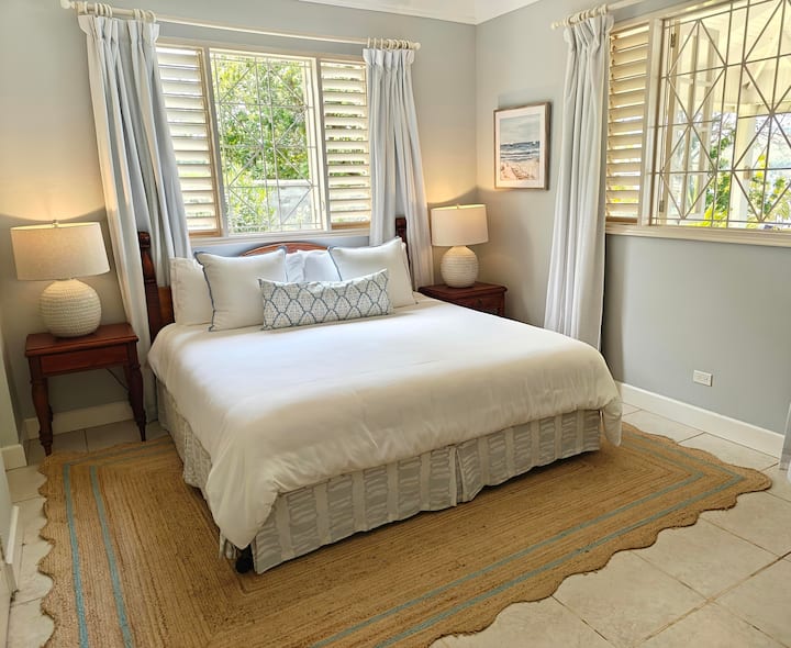 Dormitorio principal luminoso, claro y playero con baño privado