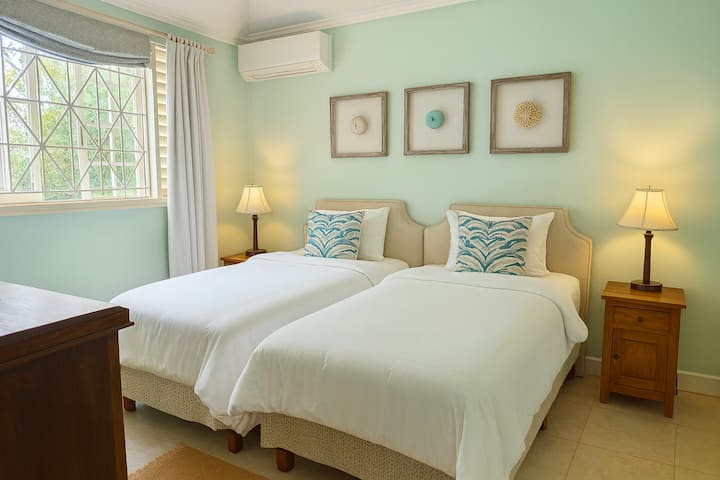 Dormitorio 2 - Habitación de costa luminosa con baño privado. Se puede configurar como camas gemelas o cama tamaño king.