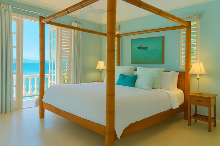 Dormitorio 4: encanto de cabaña jamaicana, cama tamaño king con dosel de bambú con vistas al mar y baño privado.