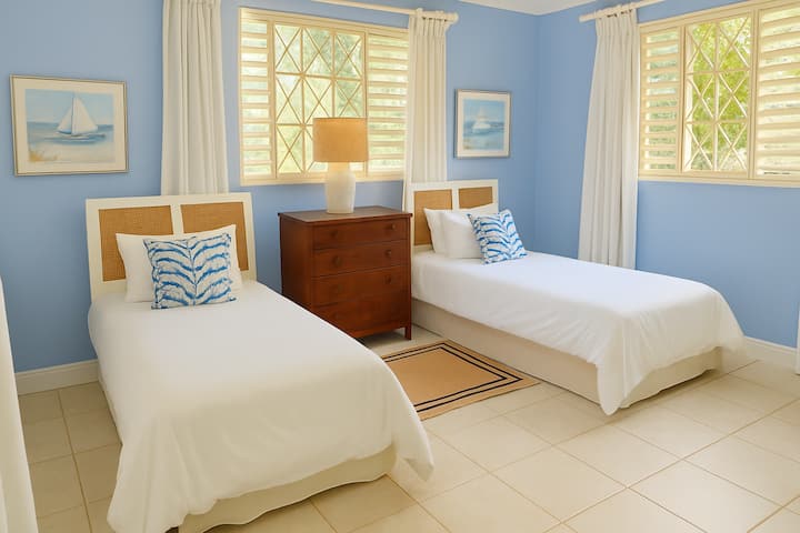 Dormitorio 3: dormitorio luminoso, iluminado y espacioso con encanto costero. Se puede configurar como cama doble o tamaño king. 