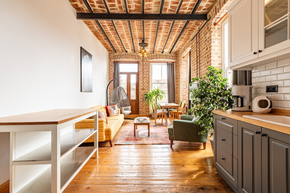 Მისაღები ოთახი, რომელიც ბოსფორსა და ქალაქს გადაჰყურებს სმარტ-ტელევიზორით/ კონდიციონერით / ღია სამზარეულოთი 