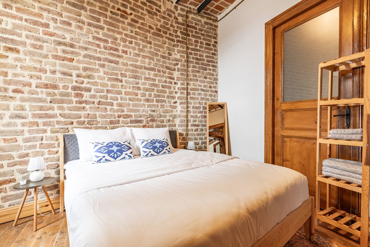 Მთავარი საძინებელი ორადგილიანი საწოლითა და კონდიციონერით 