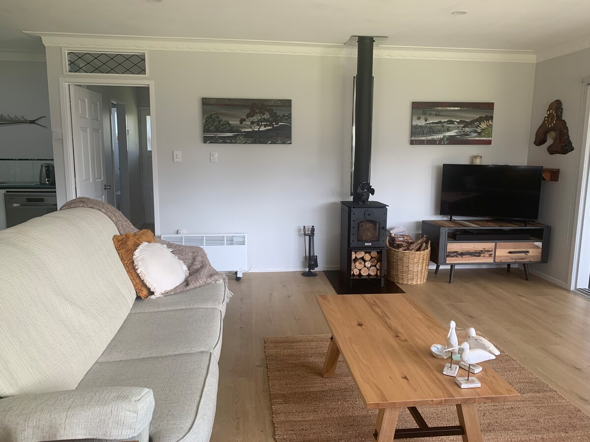 Popular Airbnb listing: Whangamata~Bubbles & Chocolate in Whangamatā