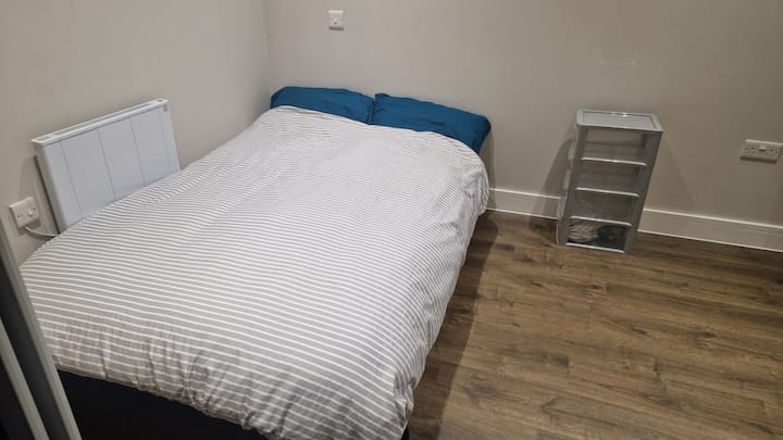 Klein tweepersoonsbed met dekbed